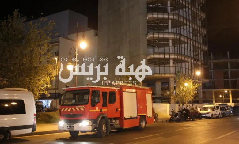 بالصور.. شخص يهدد بالانتحار من أعلى عمارة بطنجة بالصور.. شخص يهدد بالانتحار من أعلى عمارة بطنجة