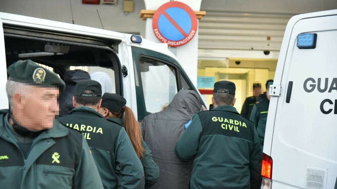 إسبانيا : تفكيك شبكة ” التهجير” واعتقال 11 من أفرادها إسبانيا : تفكيك شبكة ” التهجير” واعتقال 11 من أفرادها