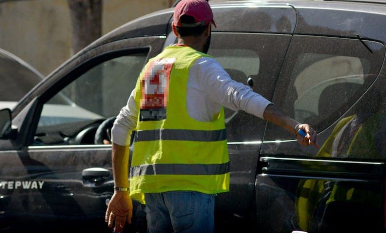 اكادير: اعتقال ستة من أصحاب “الجيليات الصفراء” بسبب ابتزازهم للسائقين اكادير: اعتقال ستة من أصحاب “الجيليات الصفراء” بسبب ابتزازهم للسائقين