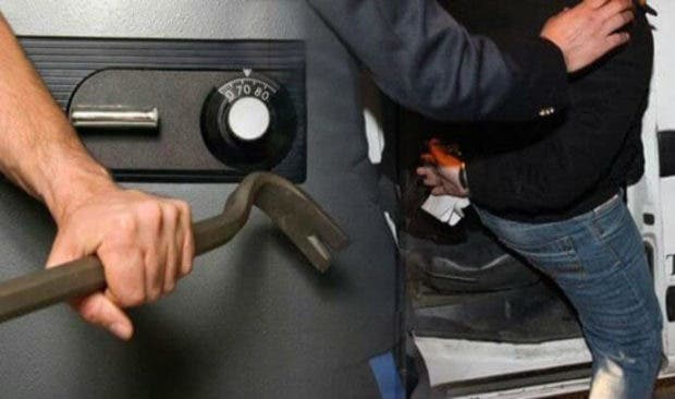 اكادير : توقيف ” الشبح ” منفذ عمليات السطو على وكالات بنكية بسوس اكادير : توقيف ” الشبح ” منفذ عمليات السطو على وكالات بنكية بسوس