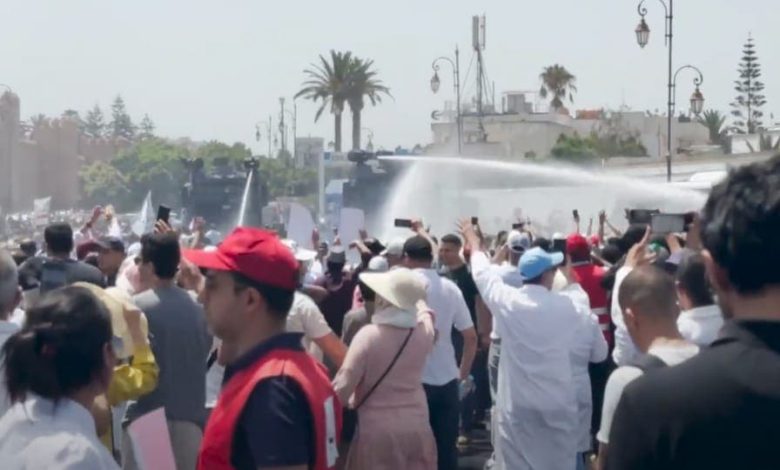 الأمن يفرق مسيرة احتجاجية لمهنيي الصحة باستعمال خراطيم المياه ويوقف عددا من المحتجين الأمن يفرق مسيرة احتجاجية لمهنيي الصحة باستعمال خراطيم المياه ويوقف عددا من المحتجين