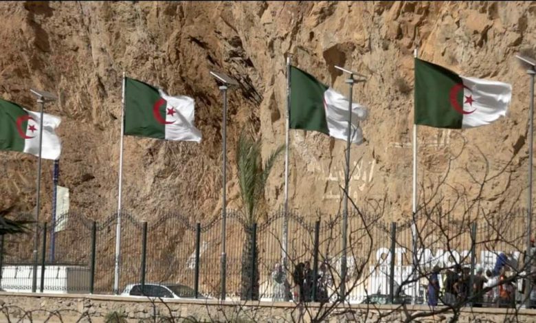 السعيدية .. “الجزائر” تضع سياجا بمنطقة “بين لجراف” نقطة تلاقي العائلات السعيدية .. “الجزائر” تضع سياجا بمنطقة “بين لجراف” نقطة تلاقي العائلات