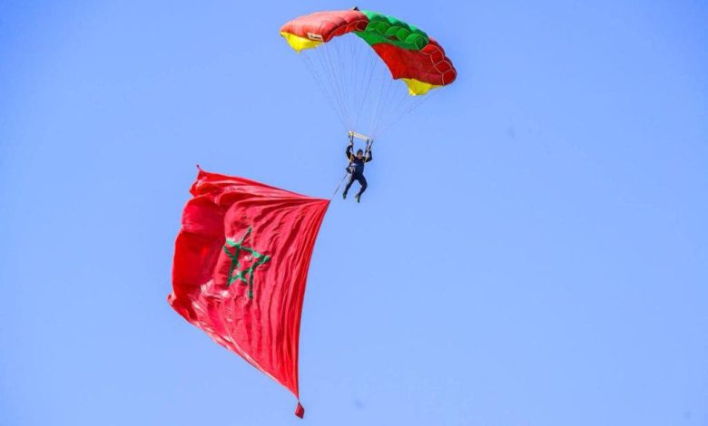 الفريق المظلي العسكري يبدع في لوحات بالسماء بمناسبة عيد العرش