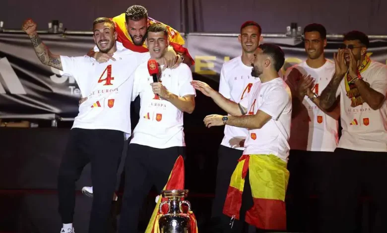 “اليويفا” تحقق في هتافات لاعبي إسبانيا خلال الاحتفالات بالفوز بـ”اليورو” “اليويفا” تحقق في هتافات لاعبي إسبانيا خلال الاحتفالات بالفوز بـ”اليورو”