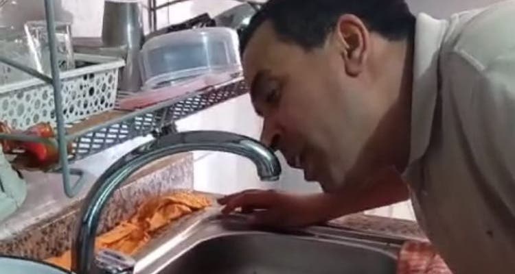 بأسلوب ساخر.. مواطن بسطات يخاطب مسؤولي قطاع الماء عبر صنبور منزله