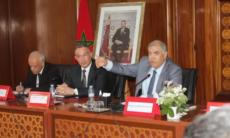 بحضور لقجع وامهيدية.. لفتيت يترأس اجتماعا حول استعدادات مدينة الدار البيضاء لمونديال 2030 بحضور لقجع وامهيدية.. لفتيت يترأس اجتماعا حول استعدادات مدينة الدار البيضاء لمونديال 2030