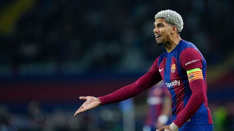 برشلونة يعلن خضوع مدافعه أراوخو لعملية جراحية برشلونة يعلن خضوع مدافعه أراوخو لعملية جراحية