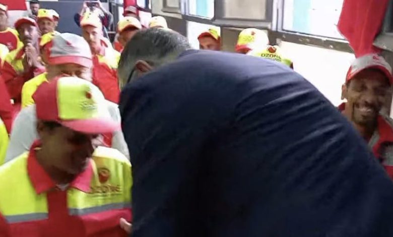 رئيس جماعة يقبل يد عمال النظافة تقديرا لمجهوداتهم رئيس جماعة يقبل يد عمال النظافة تقديرا لمجهوداتهم