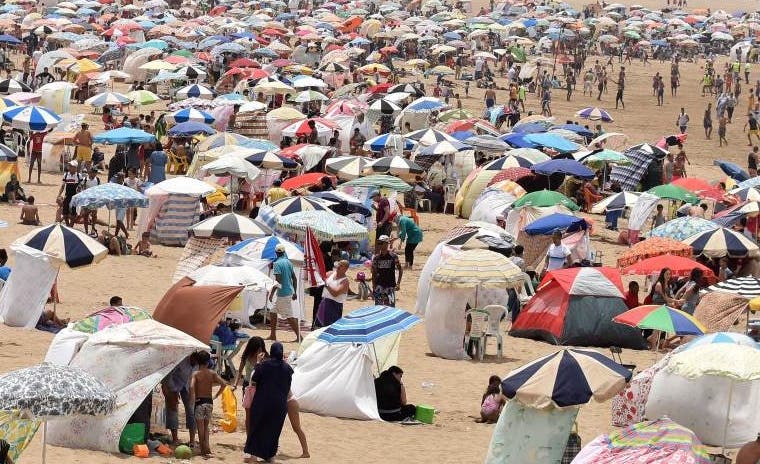 شاطئ بوزنيقة يختنق بالمصطافين و مدخل “لوطوروت” يتوقف لساعات