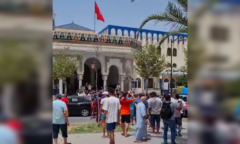 فاس ..مواطنون يحتجون أمام مقر ولاية الأمن بعد مـ..ـقتل أب لخمسة أطفال فاس ..مواطنون يحتجون أمام مقر ولاية الأمن بعد مـ..ـقتل أب لخمسة أطفال