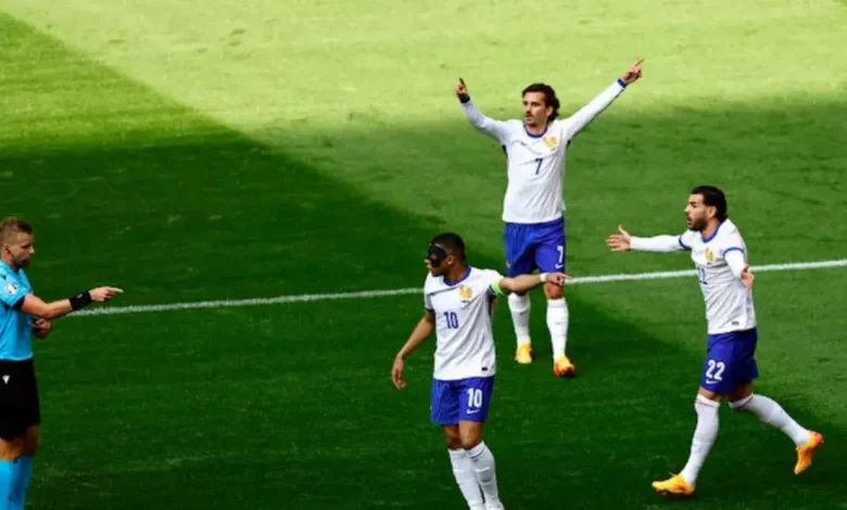 نجوم منتخب فرنسا يحتفون بخسارة اليمين المتطرف في الانتخابات نجوم منتخب فرنسا يحتفون بخسارة اليمين المتطرف في الانتخابات