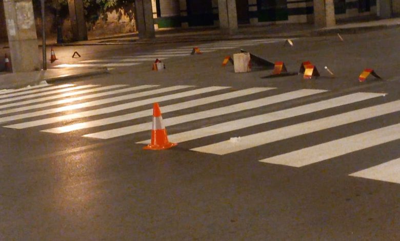وجدة .. إعادة صباغة الممرات بعد فترة طويلة تثير السخرية وجدة .. إعادة صباغة الممرات بعد فترة طويلة تثير السخرية