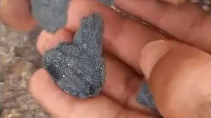 شبيه بنيزك تاردة.. العثور على “عربون” نيزك سقط بمنطقة أيت ساون بزاكورة(صور) شبيه بنيزك تاردة.. العثور على “عربون” نيزك سقط بمنطقة أيت ساون بزاكورة(صور)