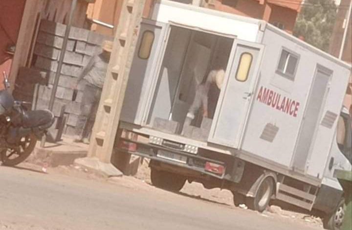 أزيلال.. استغلال سيارة إسعاف لنقل مواد البناء والنفايات يغضب النشطاء أزيلال.. استغلال سيارة إسعاف لنقل مواد البناء والنفايات يغضب النشطاء