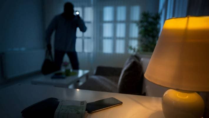 أكادير.. لصوص يقتحمون غرفة سيدة بفندق ويسرقون أموالها وسيارتها