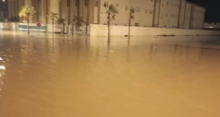 أمطار غزيرة تغر.ق أحياء وشوارع السمارة وتتسبب في انهيار بيوت “طينية”