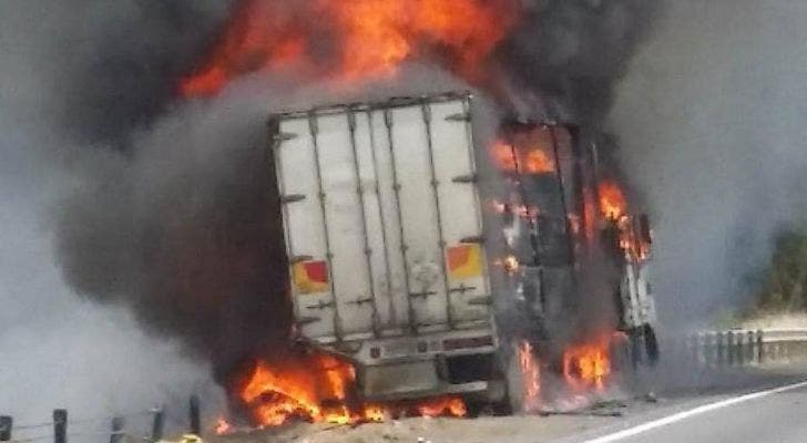 احت.راق شاحنة كبيرة الحجم في الطريق الرابطة بين برشيد وسطات