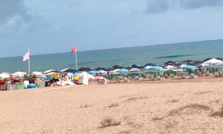 السعيدية.. ترامي أصحاب كراء البارسولات على الأماكن الخاصة بالمصطافين السعيدية.. ترامي أصحاب كراء البارسولات على الأماكن الخاصة بالمصطافين