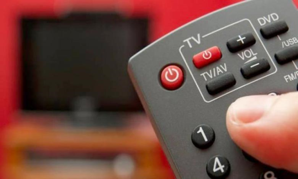 دراسة : الجلوس أمام التلفاز لفترات طويلة قد يرفع خطر الإصابة بالخرف