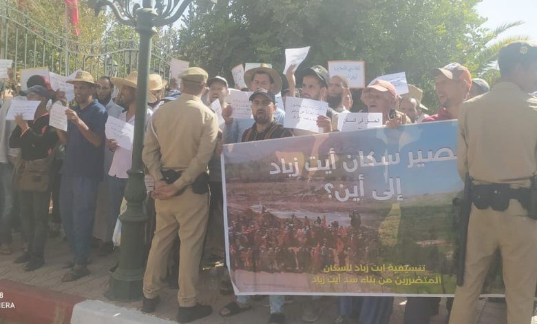ساكنة جماعة ” تيديلي “بالحوز يحتجون امام مقر العمالة ساكنة جماعة ” تيديلي “بالحوز يحتجون امام مقر العمالة