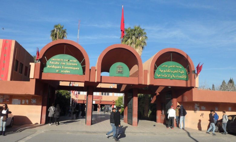 طلبة مراكش يشتكون إغلاق المنصة الإلكترونية لـ”التسجيل“ بجامعة القاضي عياض طلبة مراكش يشتكون إغلاق المنصة الإلكترونية لـ”التسجيل“ بجامعة القاضي عياض