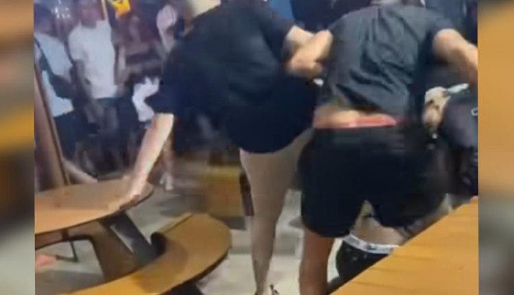 طنجة..اعتقال 6 أشخاص إثر شجار عنـ..ـيف داخل “ماكدونالدز” طنجة..اعتقال 6 أشخاص إثر شجار عنـ..ـيف داخل “ماكدونالدز”