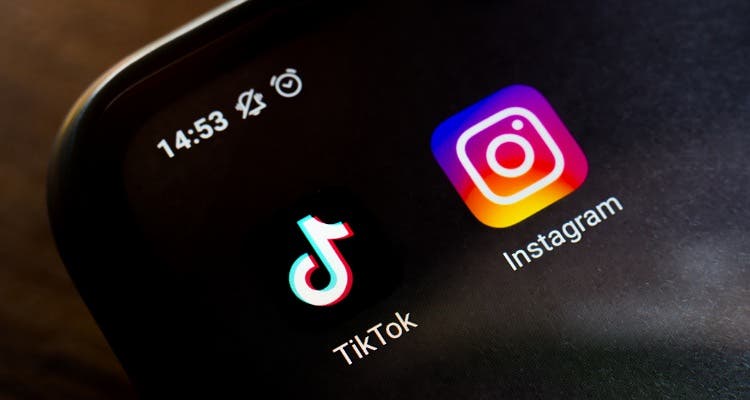 “مراتي مؤثرة”.. “رجال” قبلوا بنشر تفاصيل حياتهم مقابل “دولارات الادسنس” و”دراهم الاشهارات”