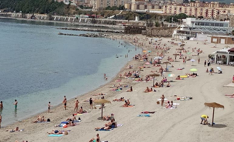 مغاربة يلجؤون للاستجمام في شواطئ سبتة المحتلة لتفادي غلاء مدن الشمال مغاربة يلجؤون للاستجمام في شواطئ سبتة المحتلة لتفادي غلاء مدن الشمال