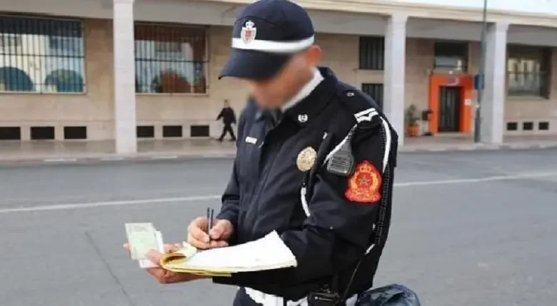 نشطاء يشيدون بشرطي حرَّر مخالفة سير ضد ابنه بمدينة الصويرة نشطاء يشيدون بشرطي حرَّر مخالفة سير ضد ابنه بمدينة الصويرة