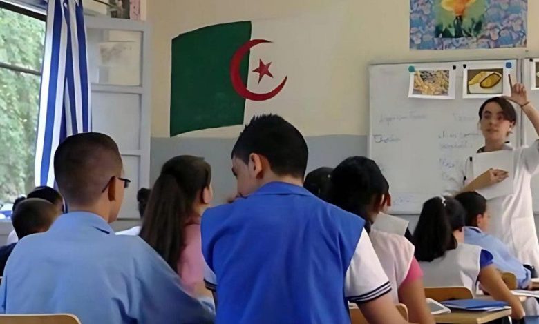 أستاذة جزائرية تثير الجدل بسبب ما قامت به مع تلميذها (صورة)